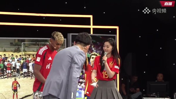 亚马尔做客天下古代足球    收到折扇礼物，女球迷教亚马尔用