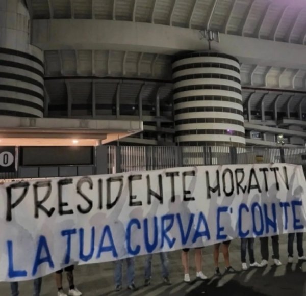 莫拉蒂住院🙏国米球迷组织拉横幅：北看台与你同在