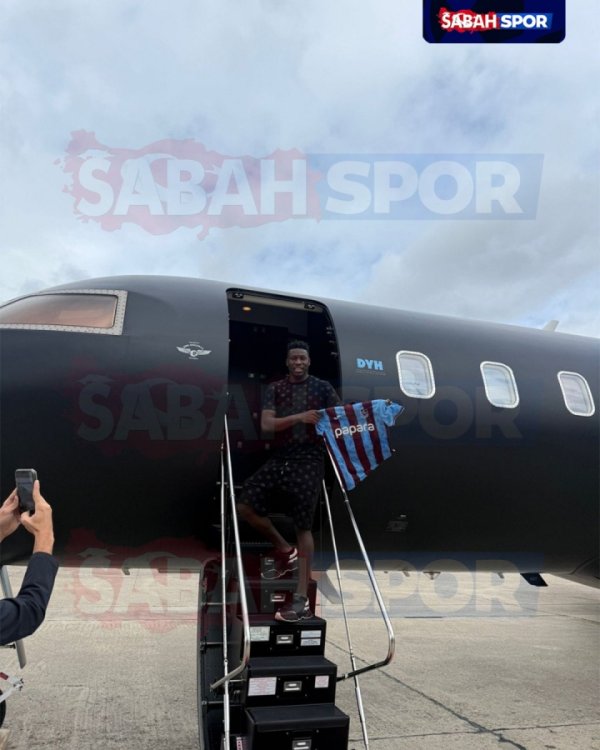 只差官宣！曼联守门员奥纳纳在飞机前展示特拉布宗运动活动   