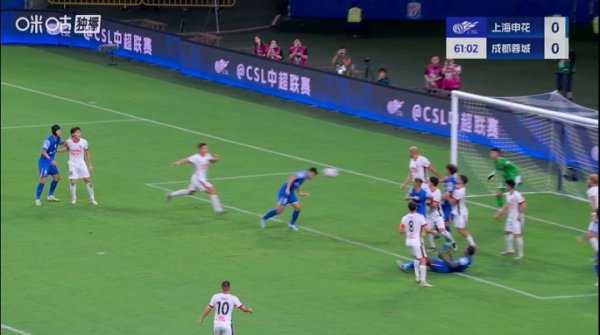 朱辰杰危险区域  内无人盯防近距离顶偏，错失良机后捶地懊恼不