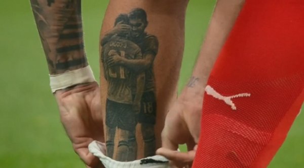 与你们同在！内维斯身穿若塔的21号打进致胜球  球，小腿上还