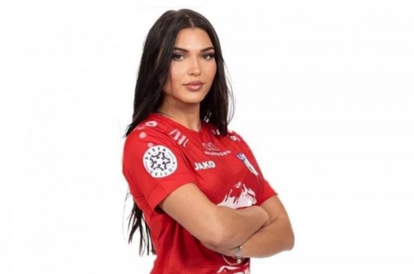 钱没给够！欧洲一女古代足球    员加入WWE，但因薪资太低