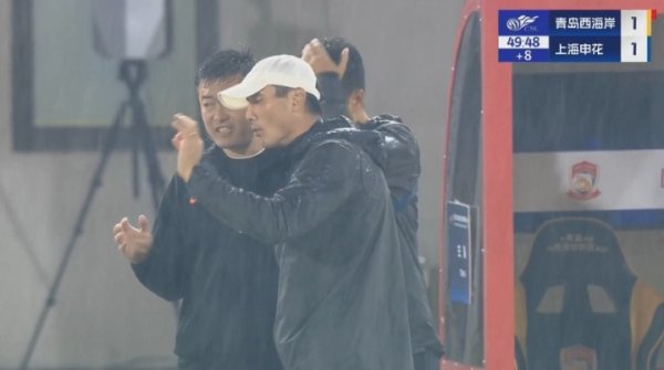 主帅人麻了！球队7分钟2张直红，邵佳一场边找四官疯狂沟通