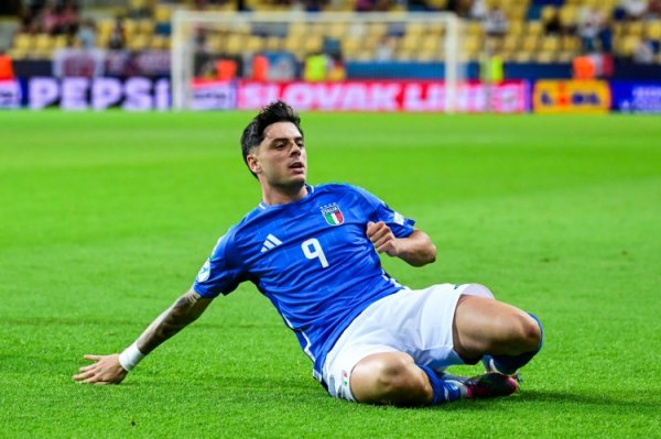 斯基拉：那不勒斯将与22岁前场球员安布罗西诺续约至2030年