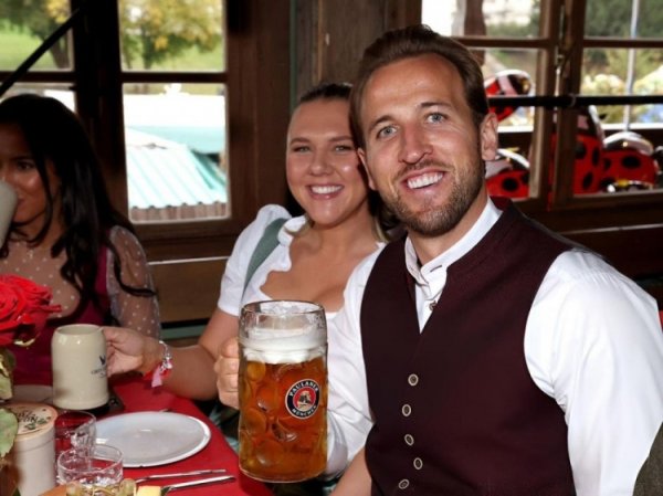 凯恩谈参加啤酒节：我只喝了一杯，那种大杯子一杯就够了