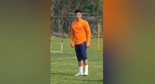 记者：冯伯元已回归青岛海牛，昨天下午参加了球队的练习  课