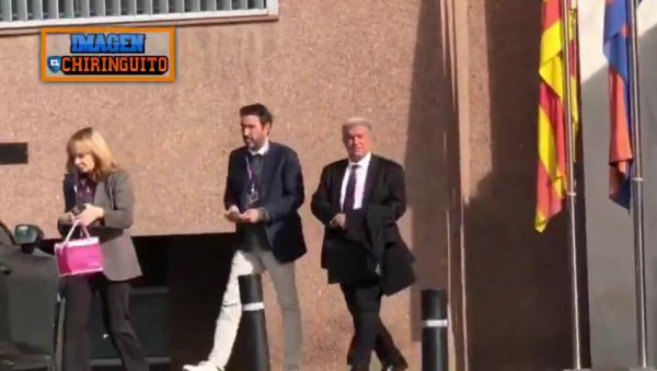 如何看待梅西夜访诺坎普？拉波尔塔朝镜头竖大拇指，不作回应